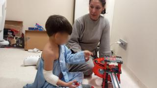 El niño agredido supuestamente por su padrastro, jugando en su habitación del Hospital de Los Arcos en San Javier.