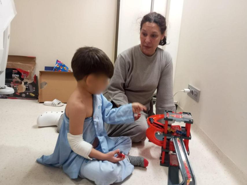 El niño agredido supuestamente por su padrastro, jugando en su habitación del Hospital Los Arcos en San Javier.