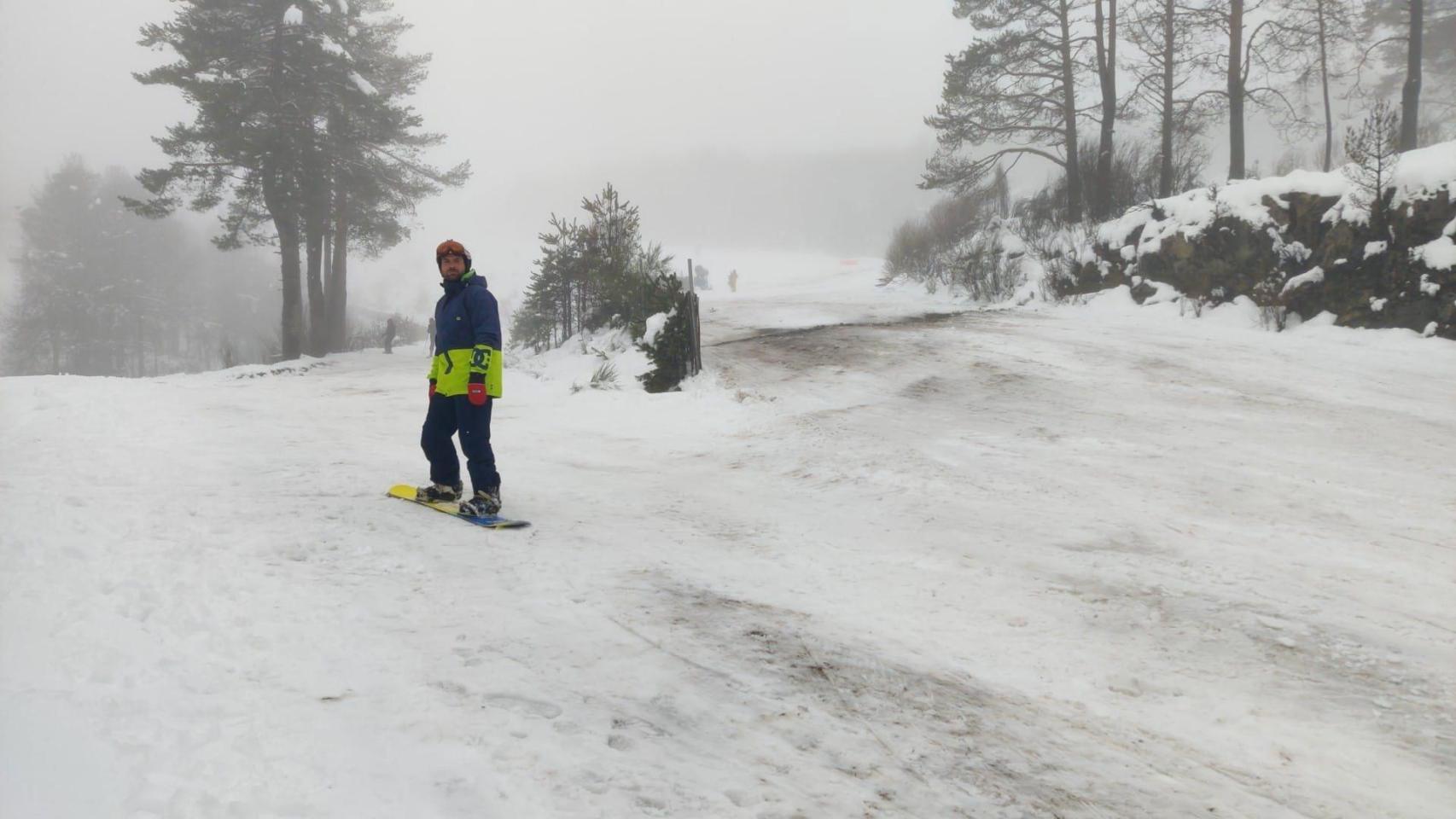 Un hombre en una tabla de 'snowboard' en la primera jornada de la apertura de la estación de Manzaneda (Ourense) para el esquí.