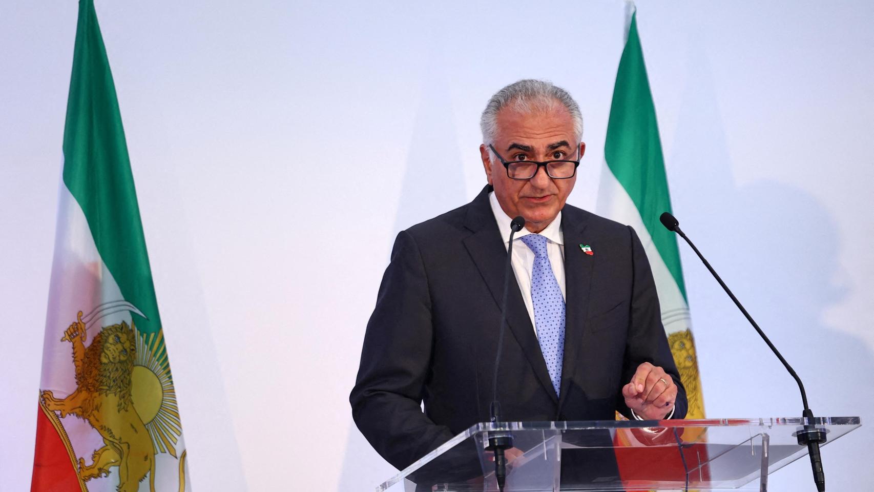 El hijo del último sha de Irán, Reza Pahlavi, durante una rueda de prensa en París.