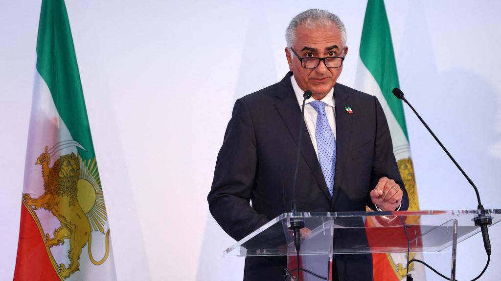 El hijo del último Sha de Irán, Reza Pahlavi, durante una rueda de prensa en París.