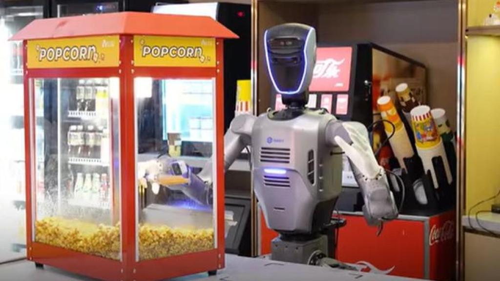 Imagen de Atom, el robot trabajador del cine k11 Art House en Shenzen (China).