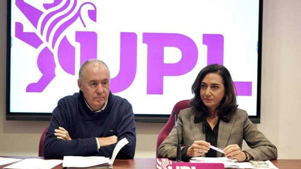 La secretaria general de UPL, Alicia Gallego, y el portavoz en el Ayuntamiento de León, Eduardo López Sendino, comparecen para hablar sobre la contratación de los conciertos del 23 de abril.