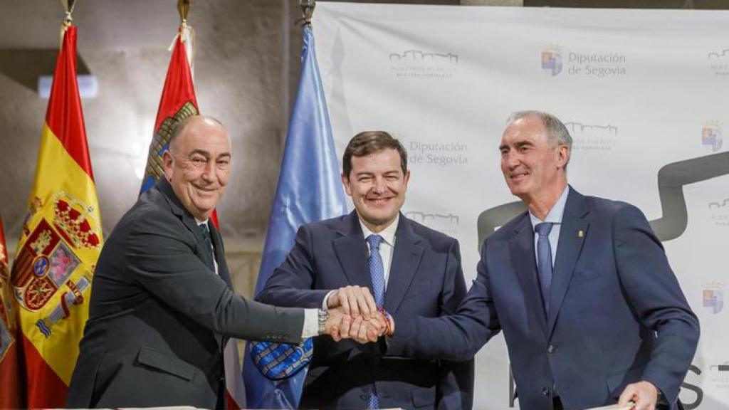 El presidente de la Junta de Castilla y León, Alfonso Fernández Mañueco, firma hoy, junto al presidente de la Diputación, Miguel Ángel de Vicente; y el alcalde de Segovia, José Mazarías; un protocolo de colaboración entre la Junta de CYL, el Ayuntamiento y la Diputación Provincial de Segovia