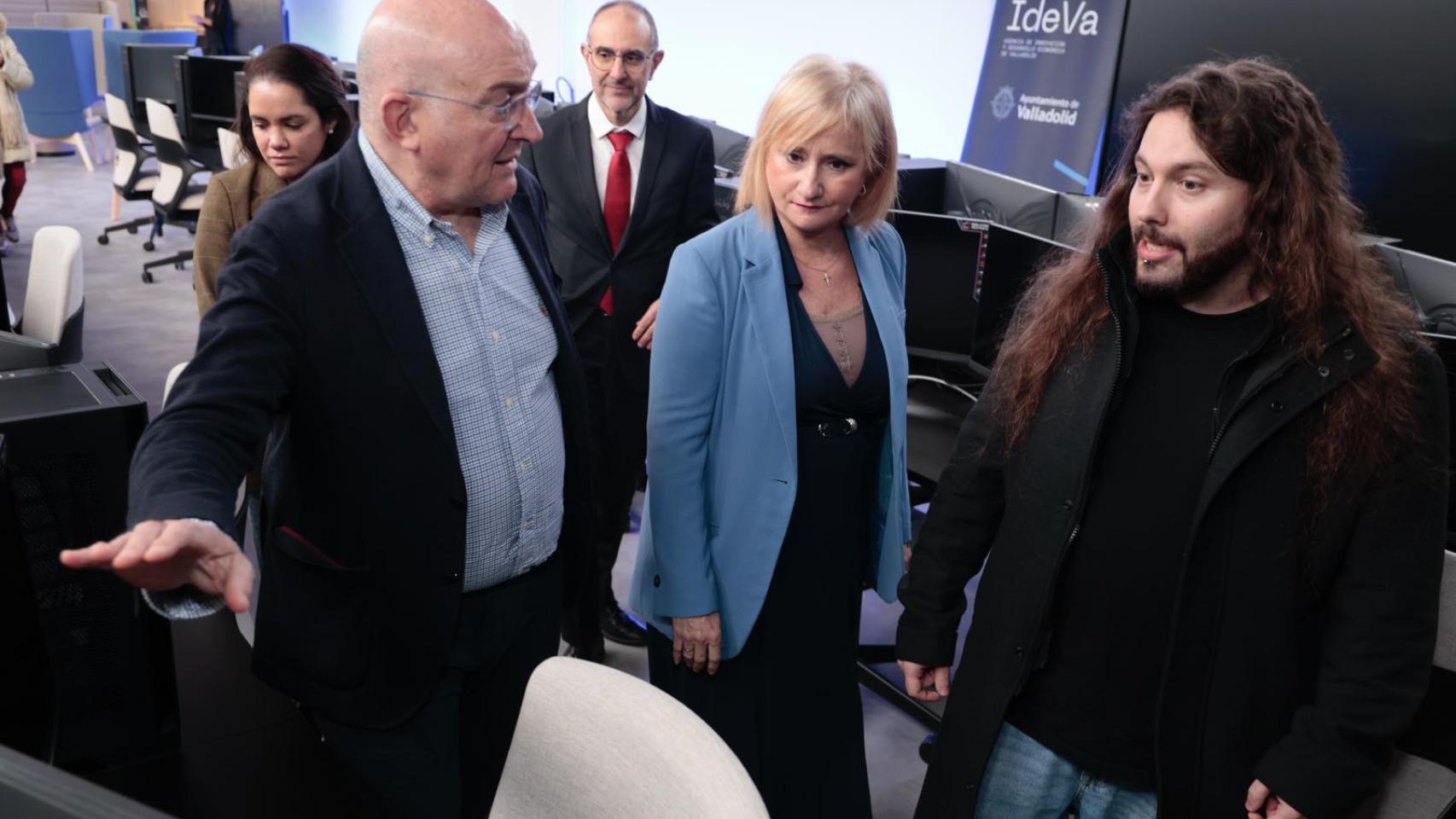 Visita de Jesús Julio Carnero y Leticia García al nuevo Laboratorio de Contenidos Digitales.