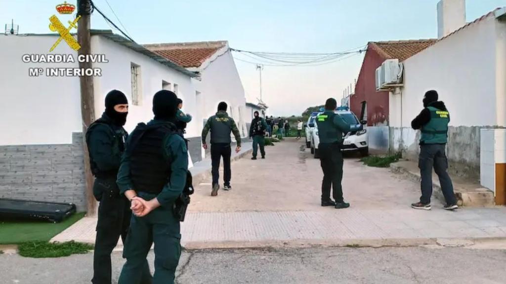 Incursão da Guarda Civil na área de Los Pozuelos, onde Viam morava com o filho em uma casa ocupada.