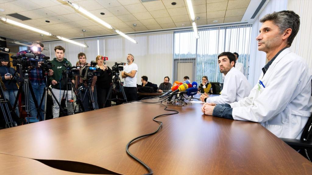 El gerente del Hospital Universitario de Burgos, Carlos Cartón,, y el jefe del servicio de Oncología del HUBU, Enrique Lastras, ofrecen una rueda de prensa para explicar el error que causó la muerte de dos pacientes.