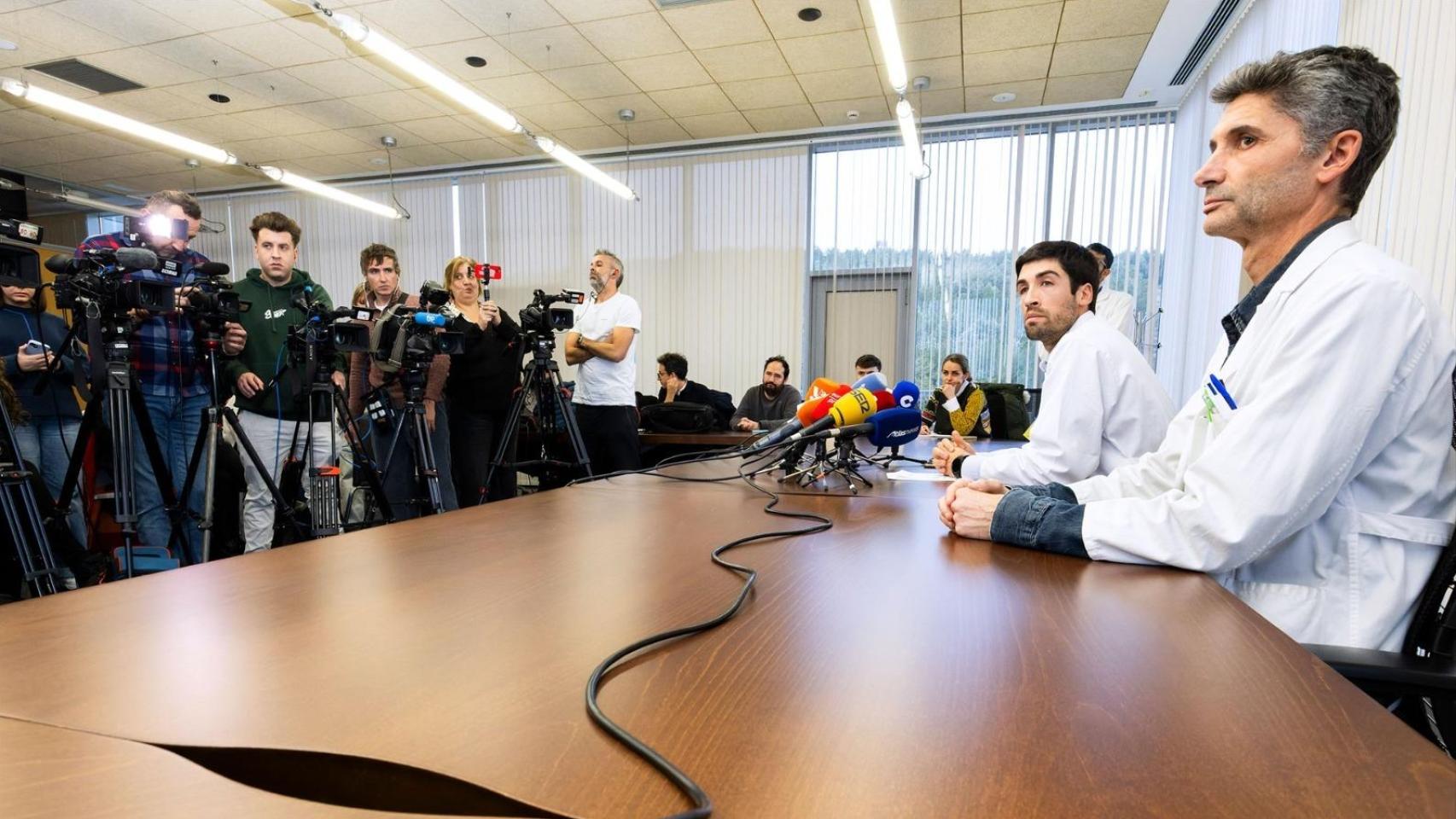 El gerente del Hospital Universitario de Burgos, Carlos Cartón,, y el jefe del servicio de Oncología del HUBU, Enrique Lastras, ofrecieron una rueda de prensa para explicar el error que causó la muerte de dos pacientes.