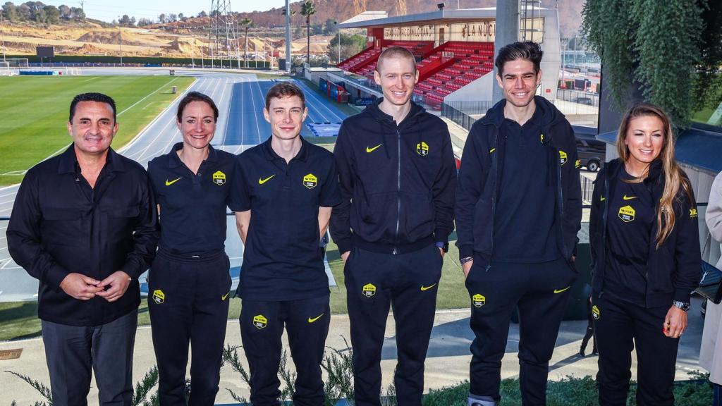 Los ciclistas Jonas Vingegaard, Wout van Aert, Pauline Ferrand-Prévot, Marianne Vos y Matteo Jorgenson junto a Bernabé Cano, alcalde de La Nucía.