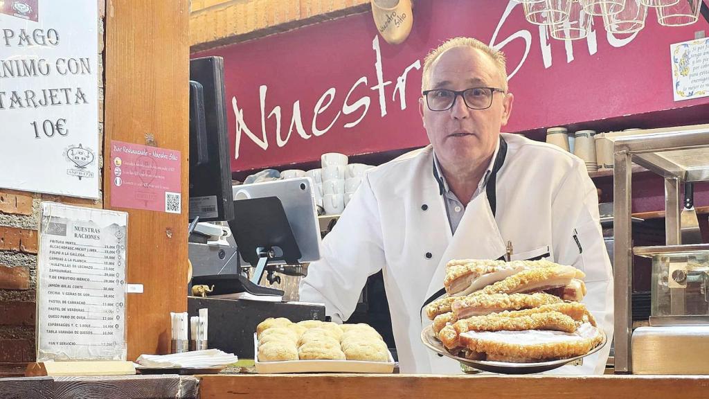 Antonio en su bar con los torreznos y croquetones.