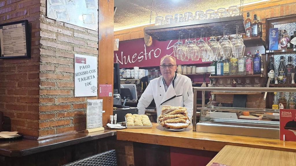 Antonio en su establecimiento hostelero.