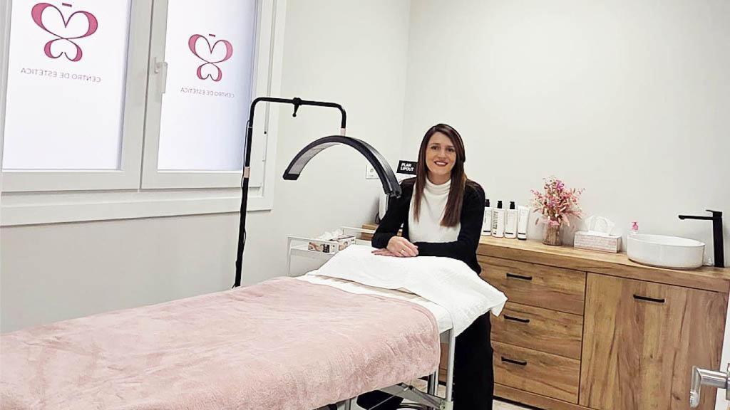 Raquel en su nuevo centro de estética.