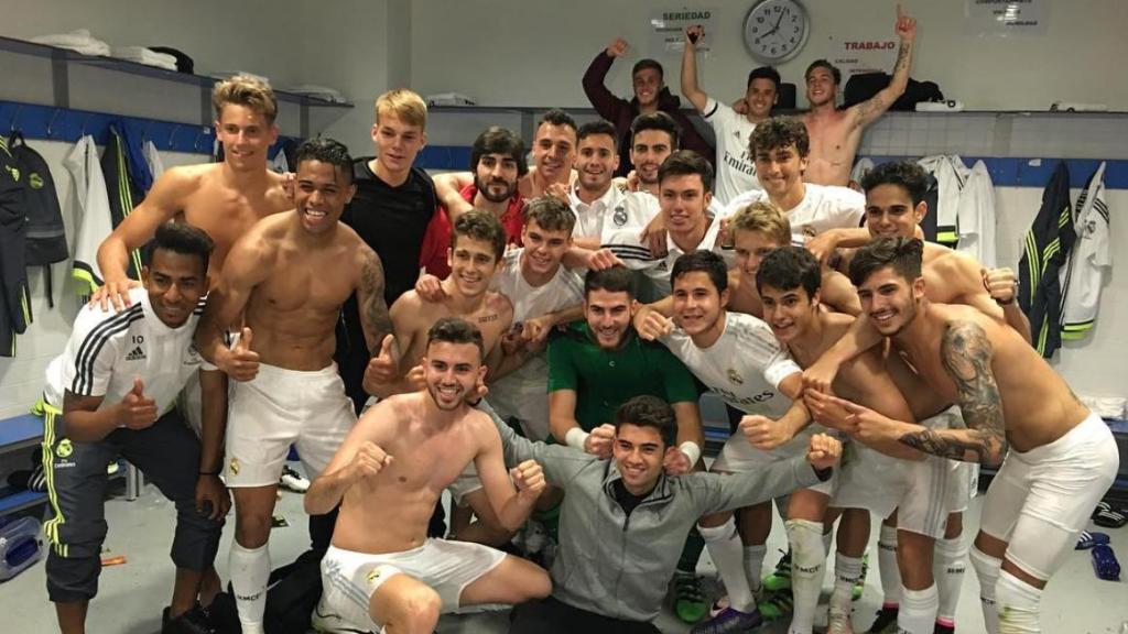 El vestuario del Castilla en 2016, con Juan Carlos Lazo entre los jugadores