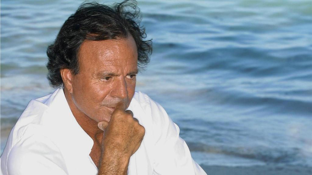 Posado de Julio Iglesias en su casa de Punta Cana.