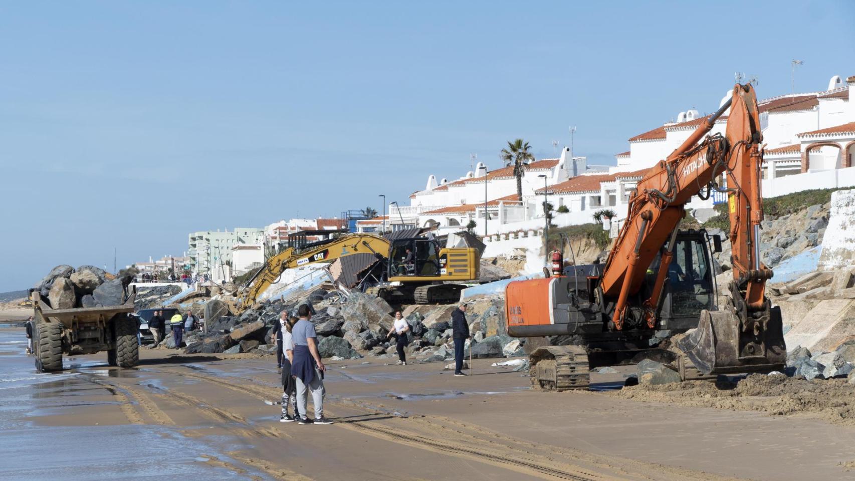 Imagen del 10 de enero que muestra los trabajos de reparación en el paseo marítimo de Matalascañas.