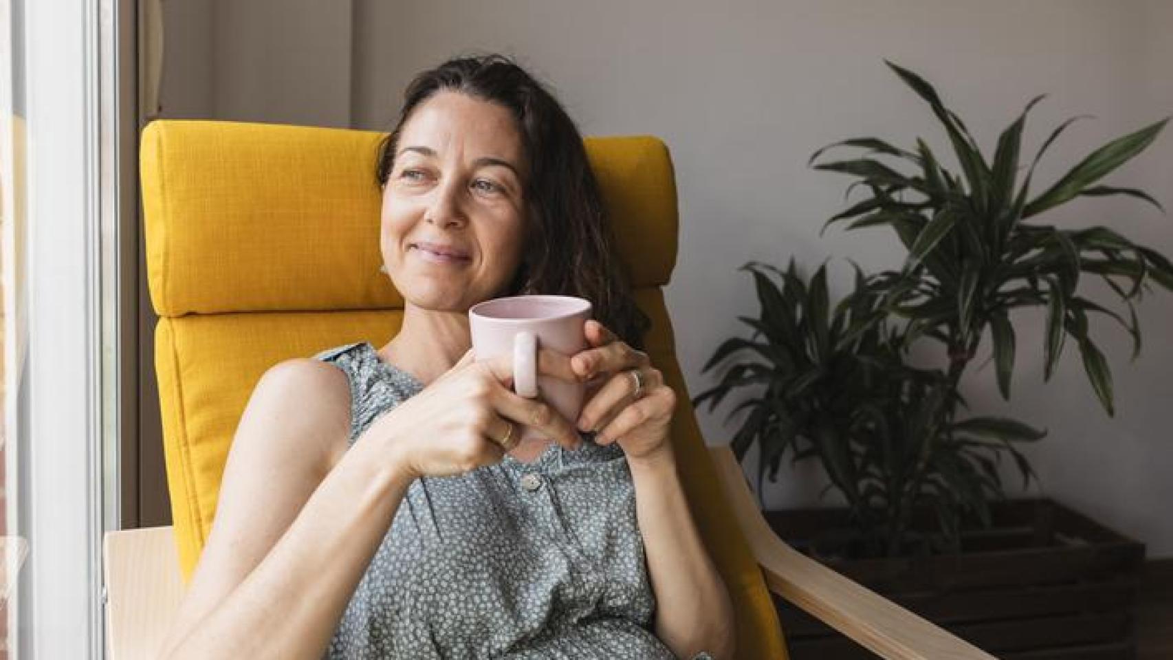Mujer tomando una taza de café.