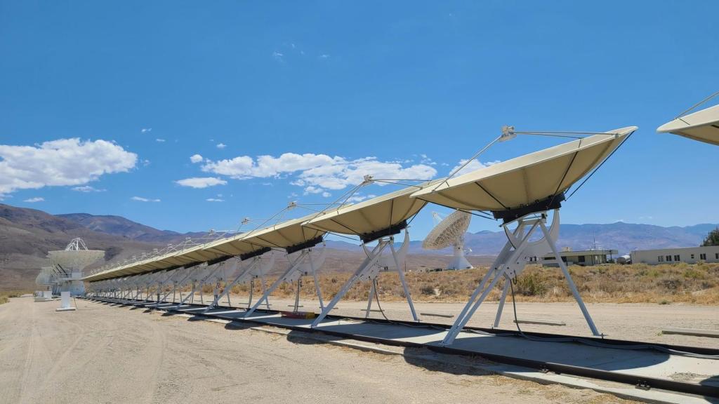 El radiotelescopio Deep Synoptic Array-110 en California, EEUU