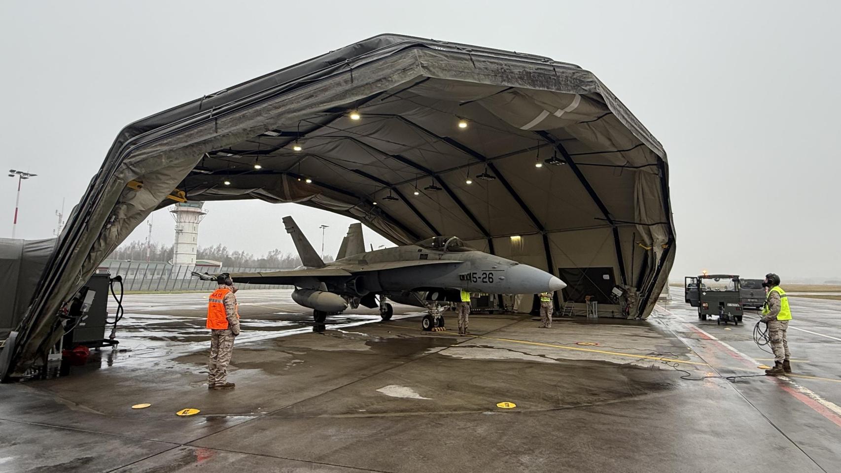 Puesta en marcha de un F-18 del Ala 15 del Ejército del Aire en Almería