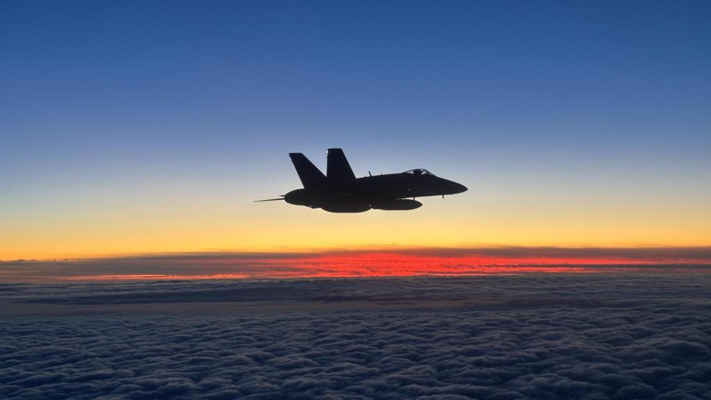 F-18 español del Ala 15 en pleno vuelo