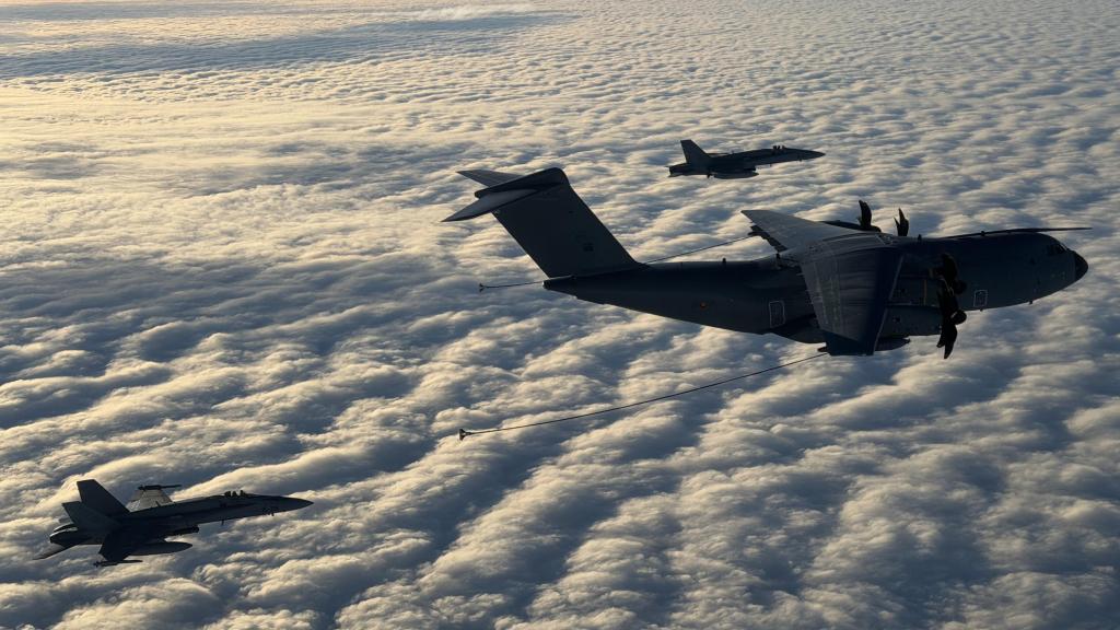 Airbus A400M junto a 2 F-18 del Ejército del Aire y del Espacio