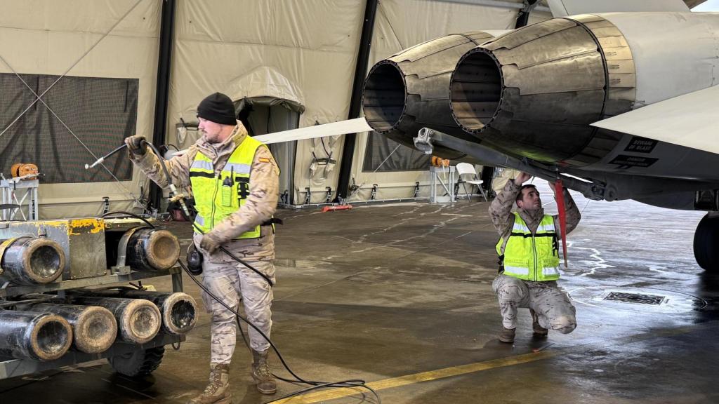 Personal del Ejército del Aire en labores de prevuelo junto a las toberas de un F-18