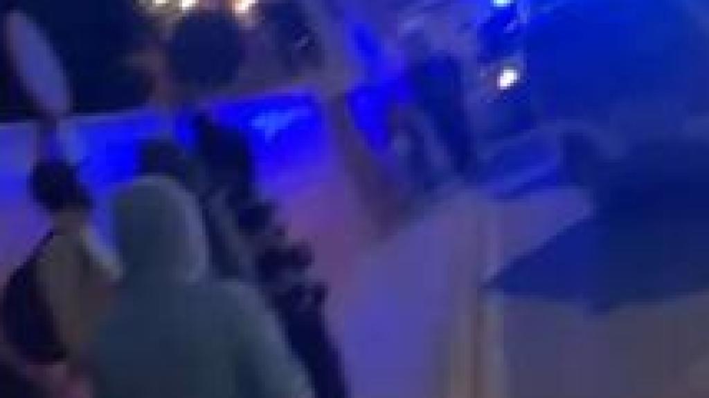 La calle Maestro Miguel Fernández de Archena, este martes por la noche, precintada por la Guardia Civil.