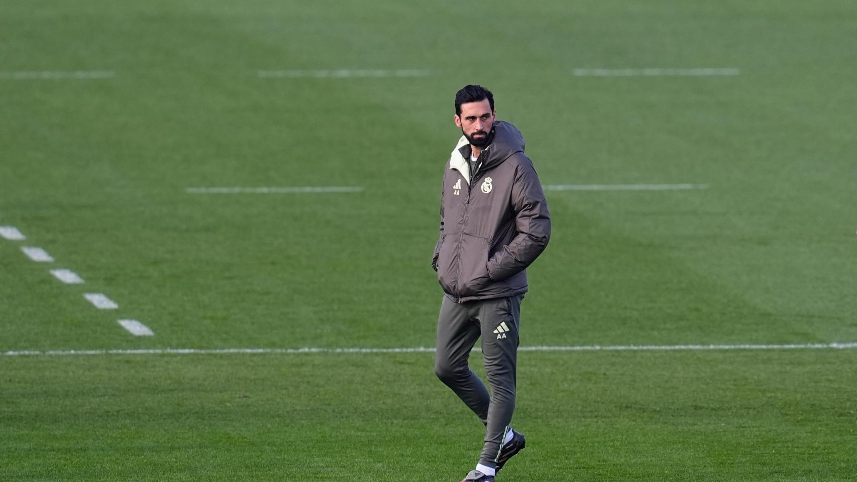 Álvaro Arbeloa, dirigiendo el entrenamiento del Real Madrid