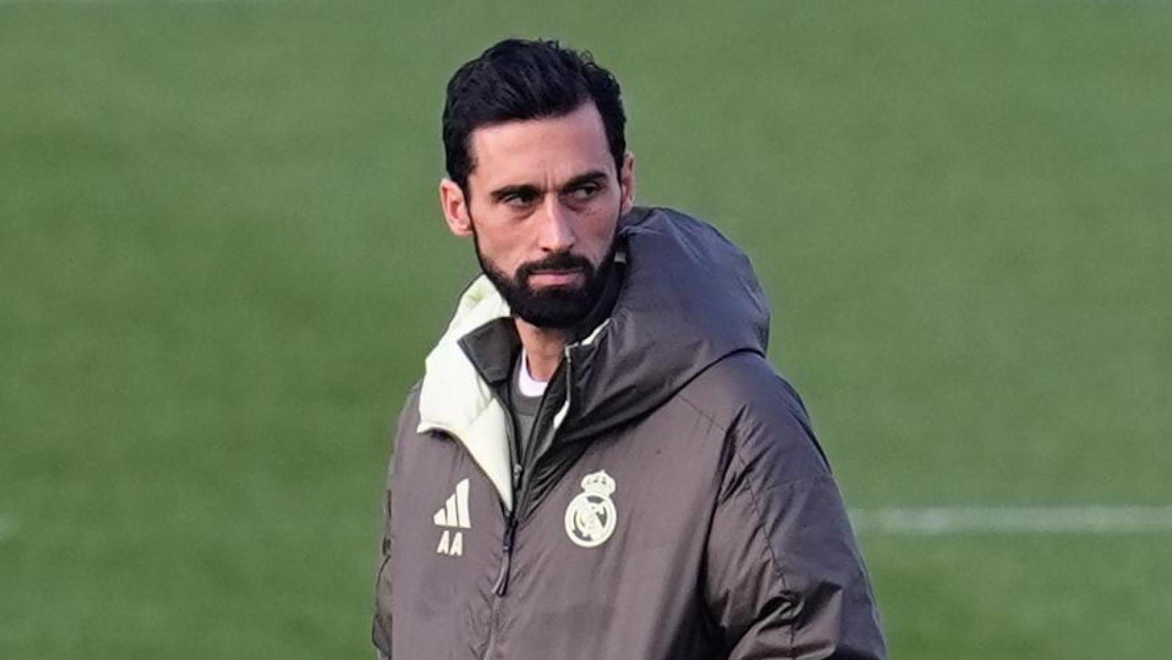 Álvaro Arbeloa, dirigiendo el entrenamiento del Real Madrid
