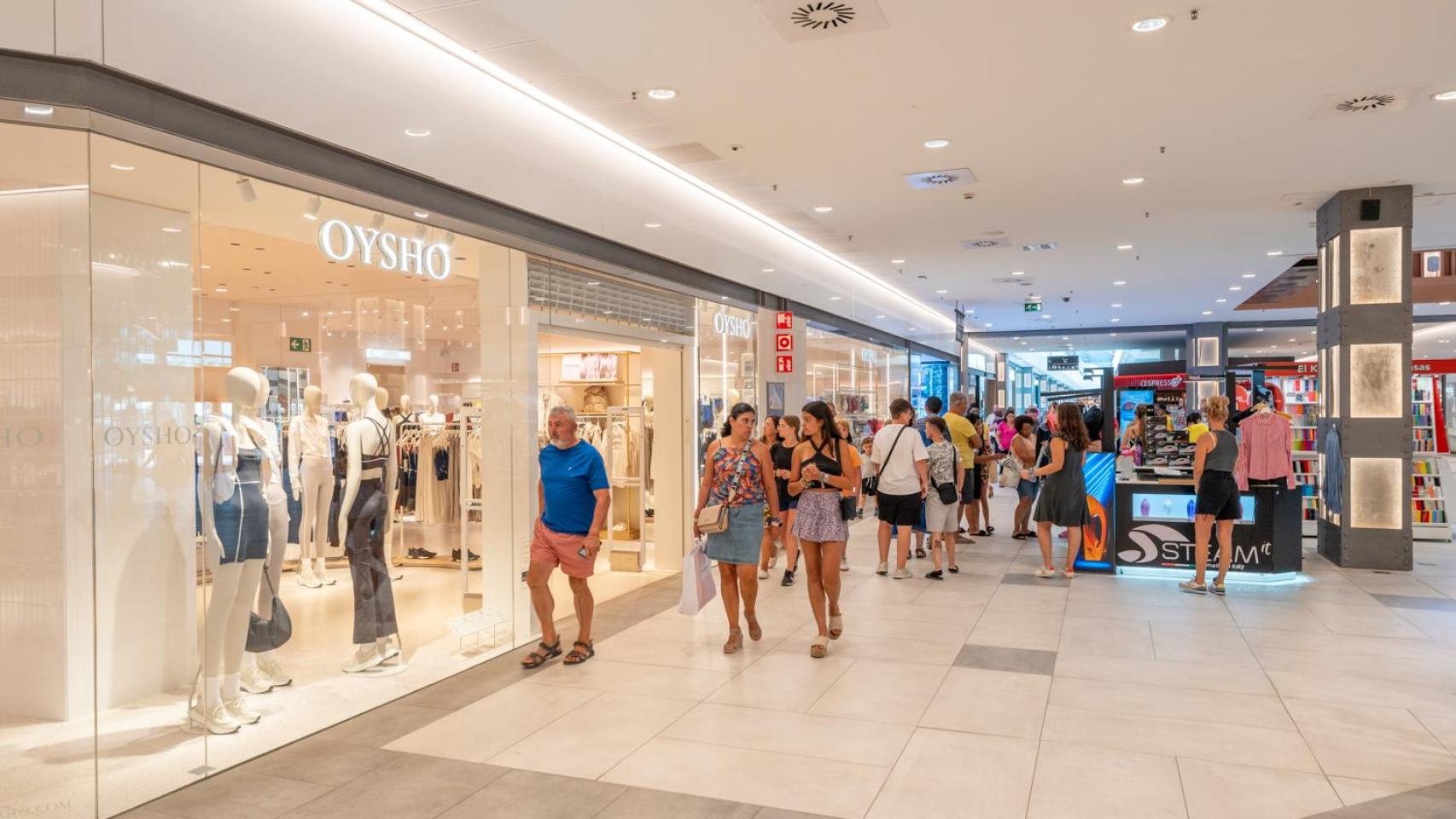 Clientes en el centro comercial El Ingenio de Vélez Málaga.