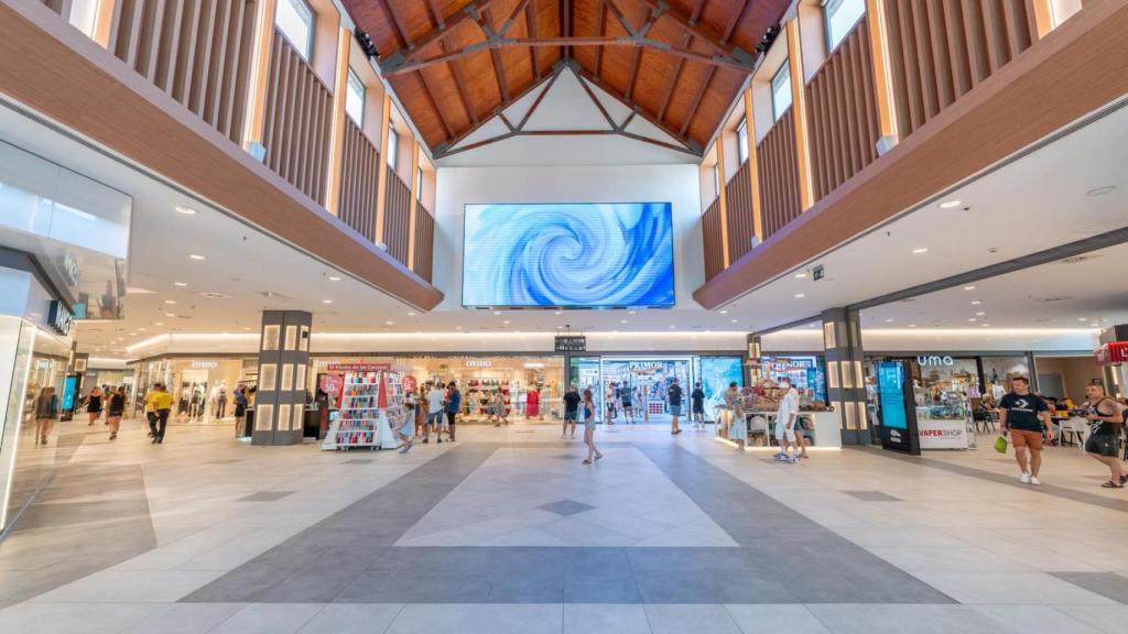 Vista del interior del centro comercial El Ingenio en Vélez Málaga.
