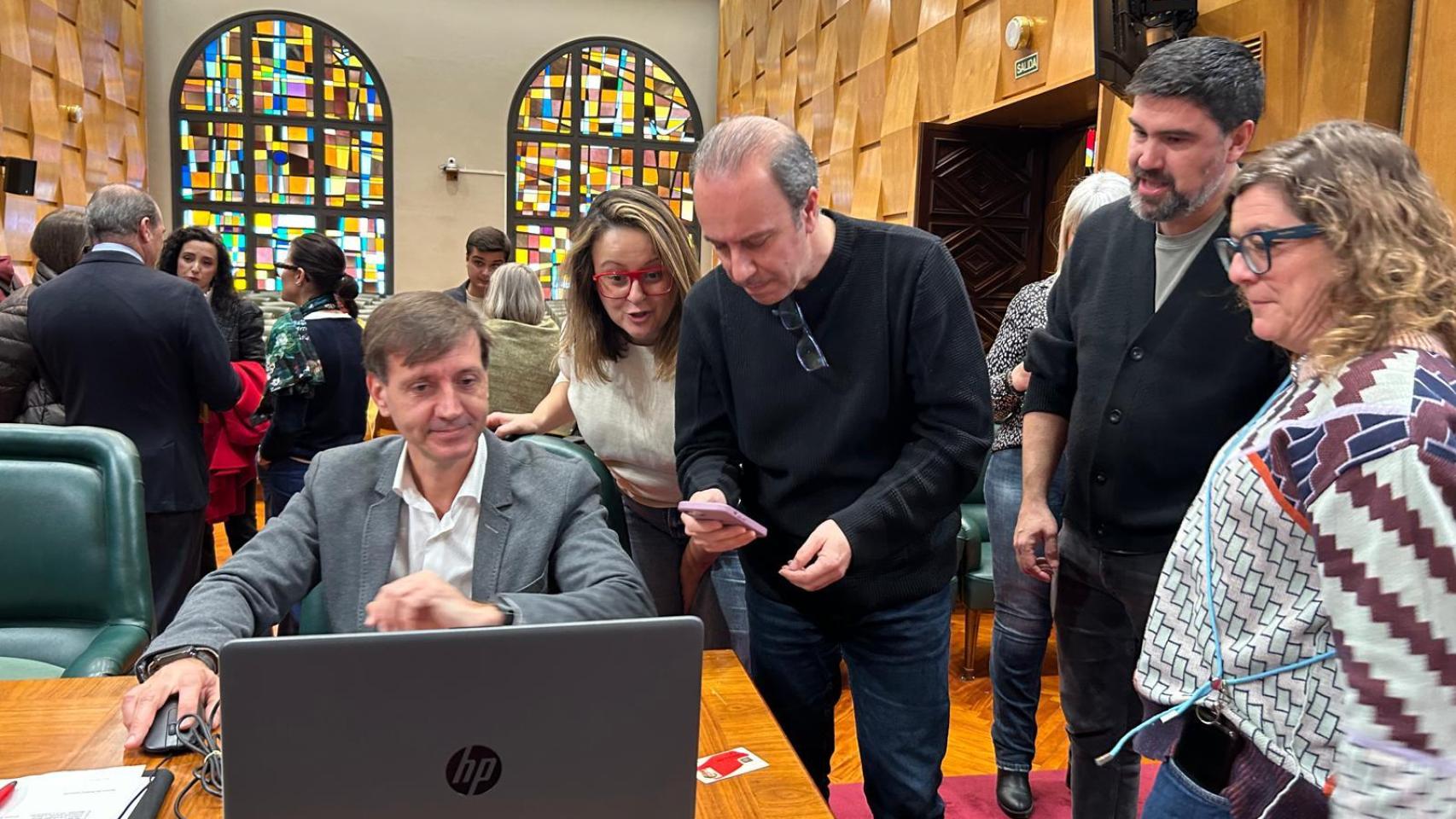 Los concejales del Ayuntamiento de Zaragoza, descubriendo si han sido elegidos tras el sorteo.