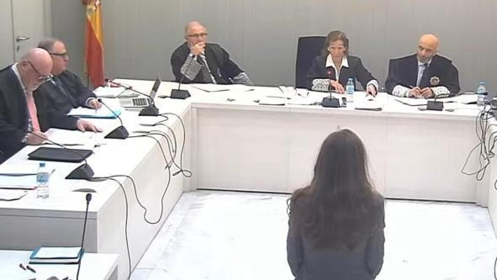 La doctora Pinto, de espaldas, declara en la Audiencia Nacional.