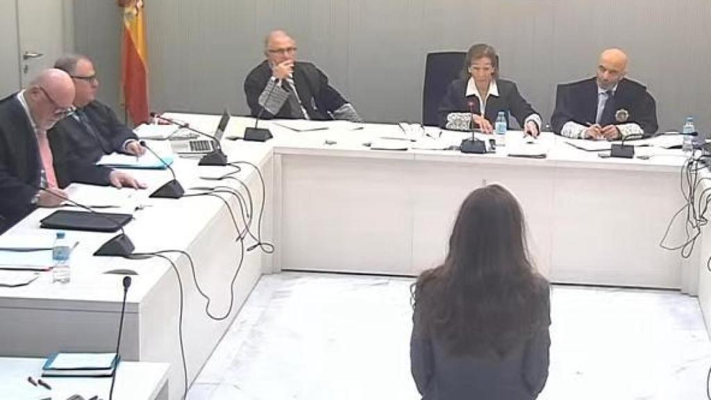 La doctora Pinto, de espaldas, declara en la Audiencia Nacional.