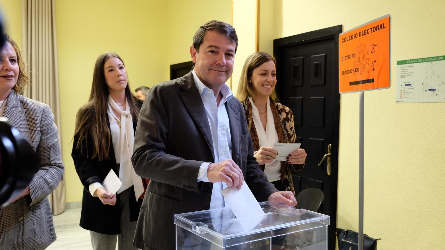 El presidente de la Junta de Castilla y León, Alfonso Fernández Mañueco, vota en Salamanca