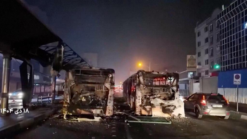 Imágenes compartidas por la televisión estatal iraní que muestran vehículos quemados durante las protestas.