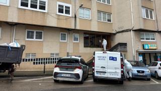 Vehículos de la Guardia Civil y de Tanatorios Apóstol este miércoles frente a la vivienda del hombre fallecido en su casa en Perillo.