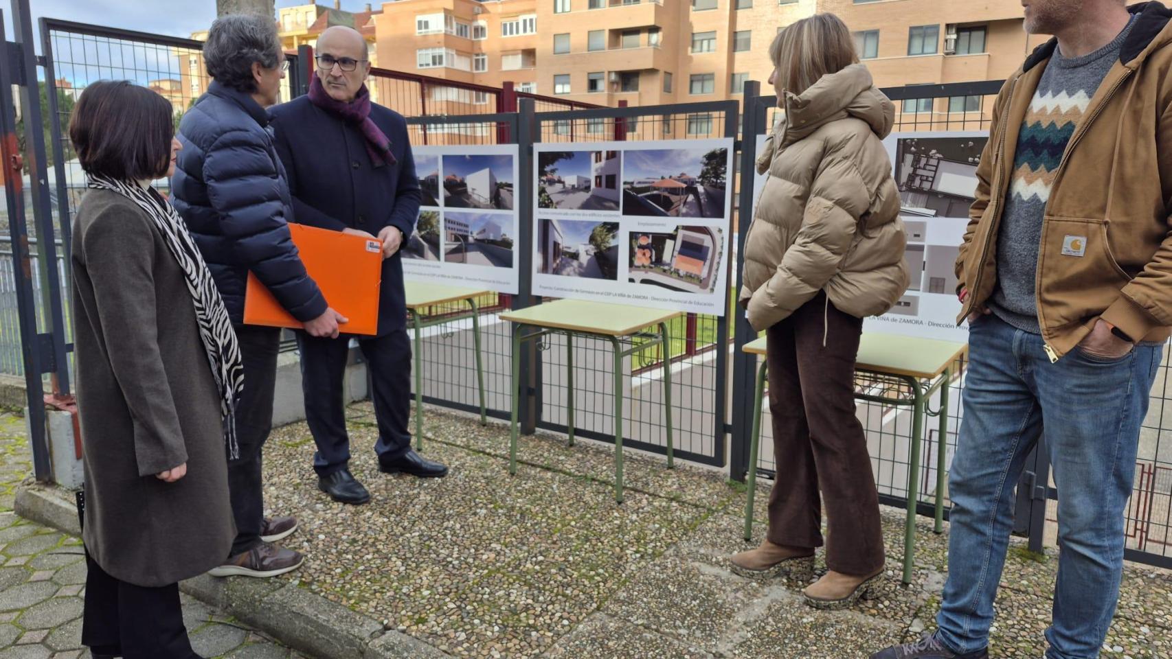 Fernando Prada, delegado territorial de la Junta en Zamora, presenta el proyecto del gimnasio en colegio las Viñas