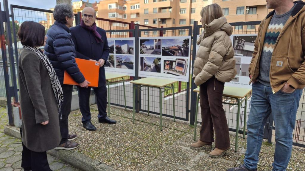 Fernando Prada, delegado territorial de la Junta en Zamora, presenta el proyecto del gimnasio en colegio las Viñas