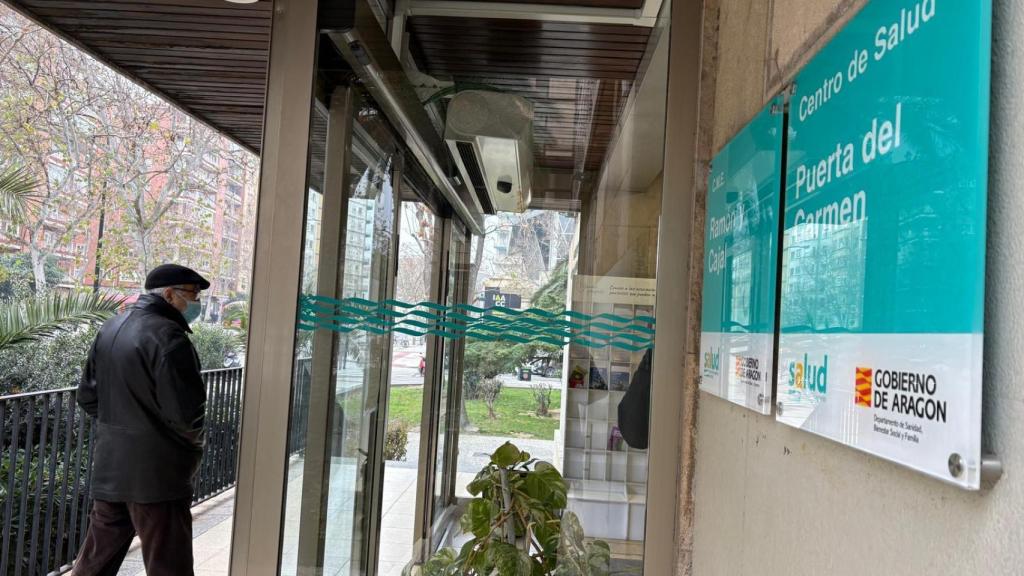 Pacientes entrando y saliendo del centro de salud Puerta del Carmen