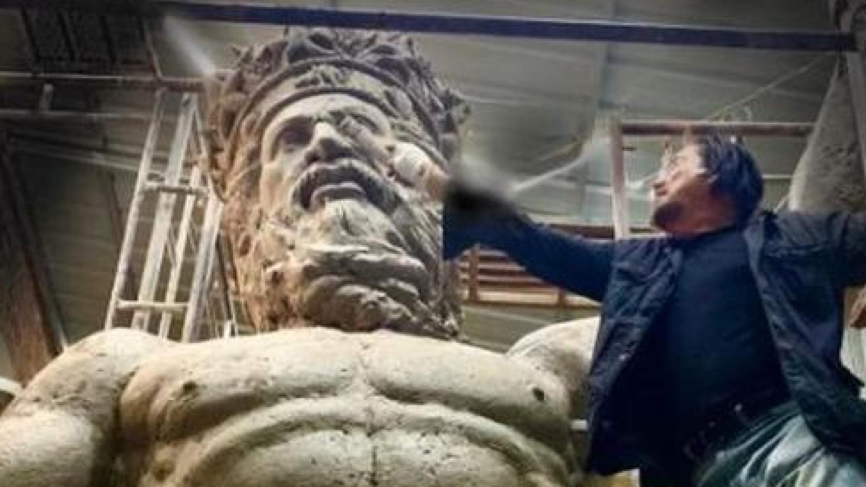 Imagen de Ginés Serrán y la escultura de Neptuno.