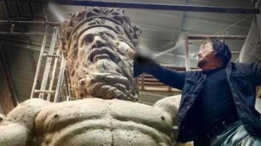 Imagen de Ginés Serrán y la escultura de Neptuno.