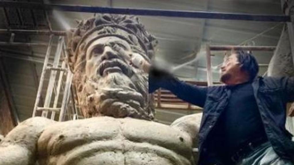 Imagen de Ginés Serrán y la escultura de Neptuno.