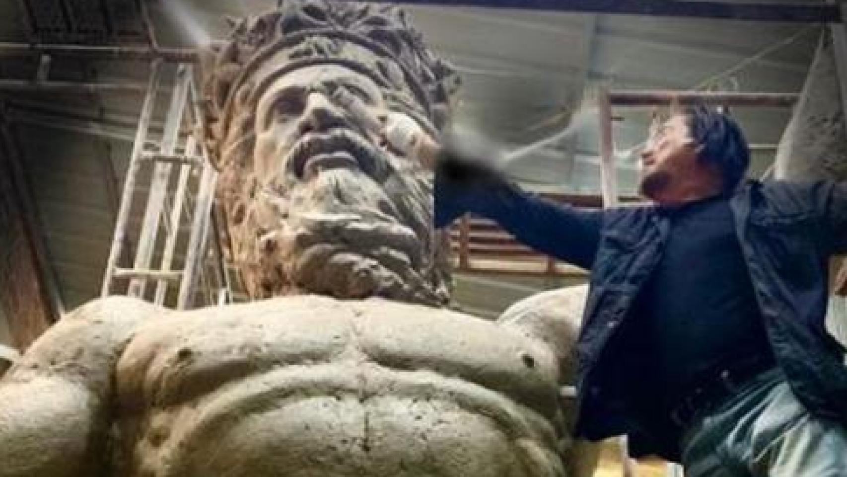 Imagen de Ginés Serrán y la escultura de Neptuno.