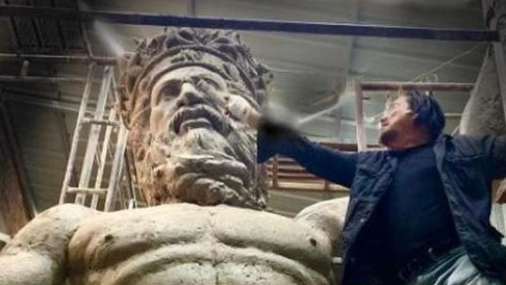Imagen de Ginés Serrán y la escultura de Neptuno.