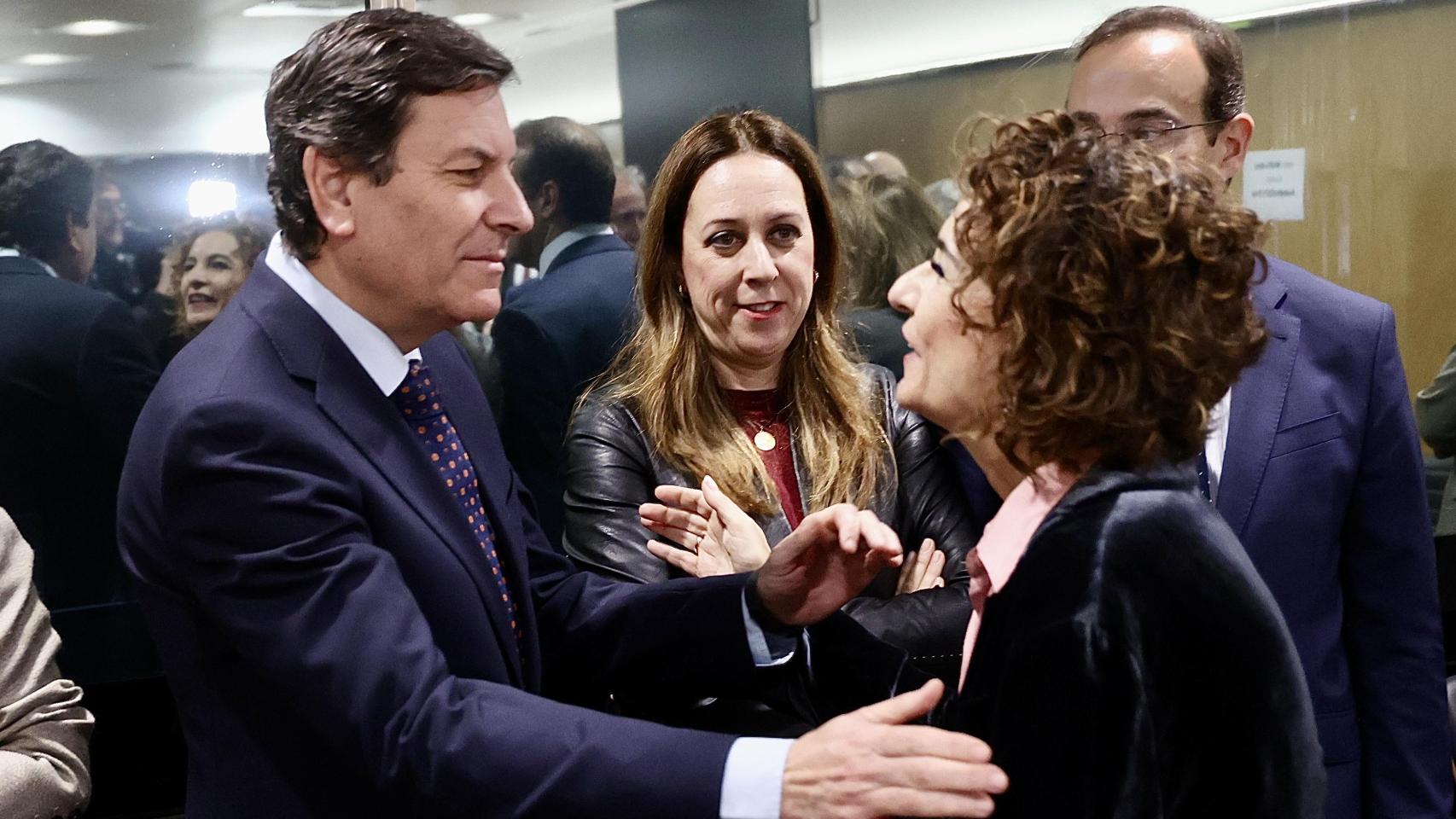 La vicepresidenta primera del Gobierno y ministra de Hacienda, María Jesús Montero, saluda al consejero de Economía y Hacienda y portavoz, Carlos Fernández Carriedo
