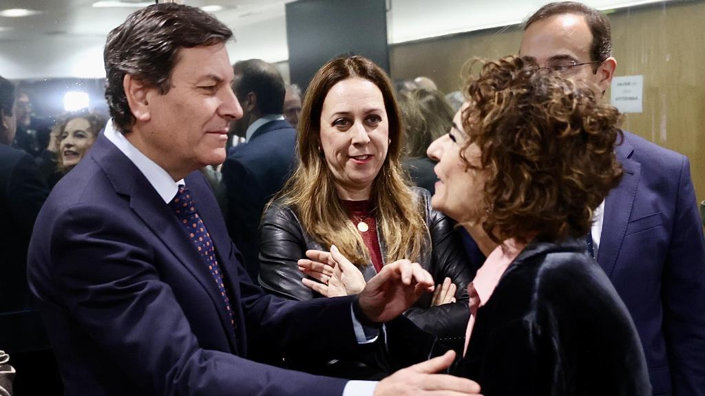 La vicepresidenta primera del Gobierno y ministra de Hacienda, María Jesús Montero, saluda al consejero de Economía y Hacienda y portavoz, Carlos Fernández Carriedo