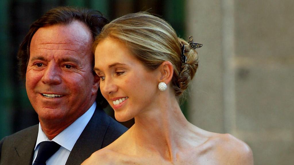 Miranda Rijnsburger, mujer de Julio Iglesias, junto al cantante en una fotografía en 2002 en Madrid.