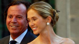 El férreo silencio de Miranda Rijnsburger, la discreta mujer de Julio Iglesias: está tranquila y dónde se encuentra