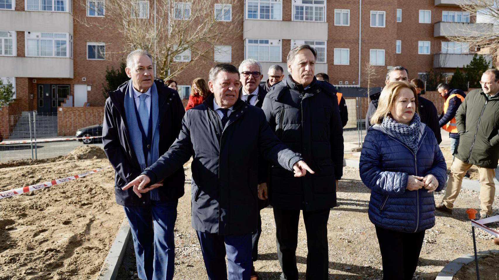 El consejero de la Presidencia, Luis Miguel González Gago; y el alcalde de Salamanca, Carlos García Carbayo, visitan las obras de urbanización de la plaza de Vistahermosa