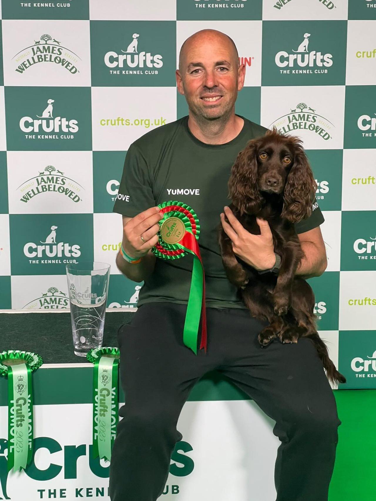 Jesús Fernández junto a Baileys con el premio del Crufts